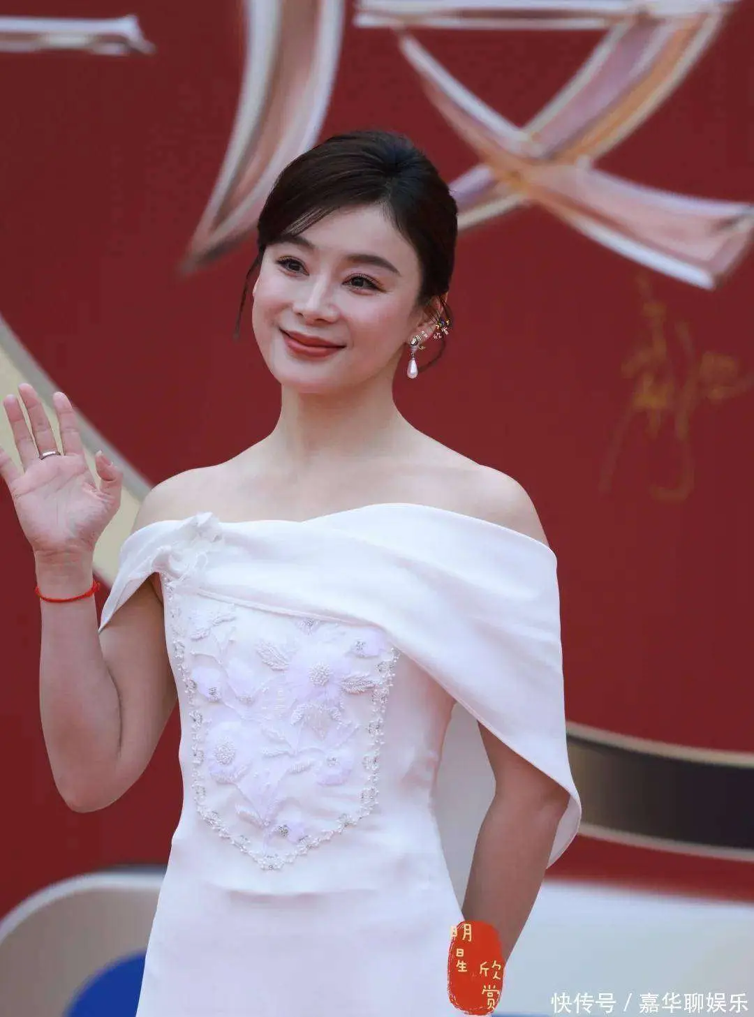 中国女明星晚礼服_中国电视剧年度盛典红毯 优雅穿搭 中生代女星气质