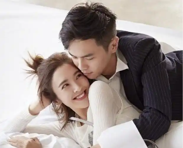 张若昀唐艺昕甜蜜互动_娱乐圈夫妻有哪些照片_娱乐圈模范夫妻