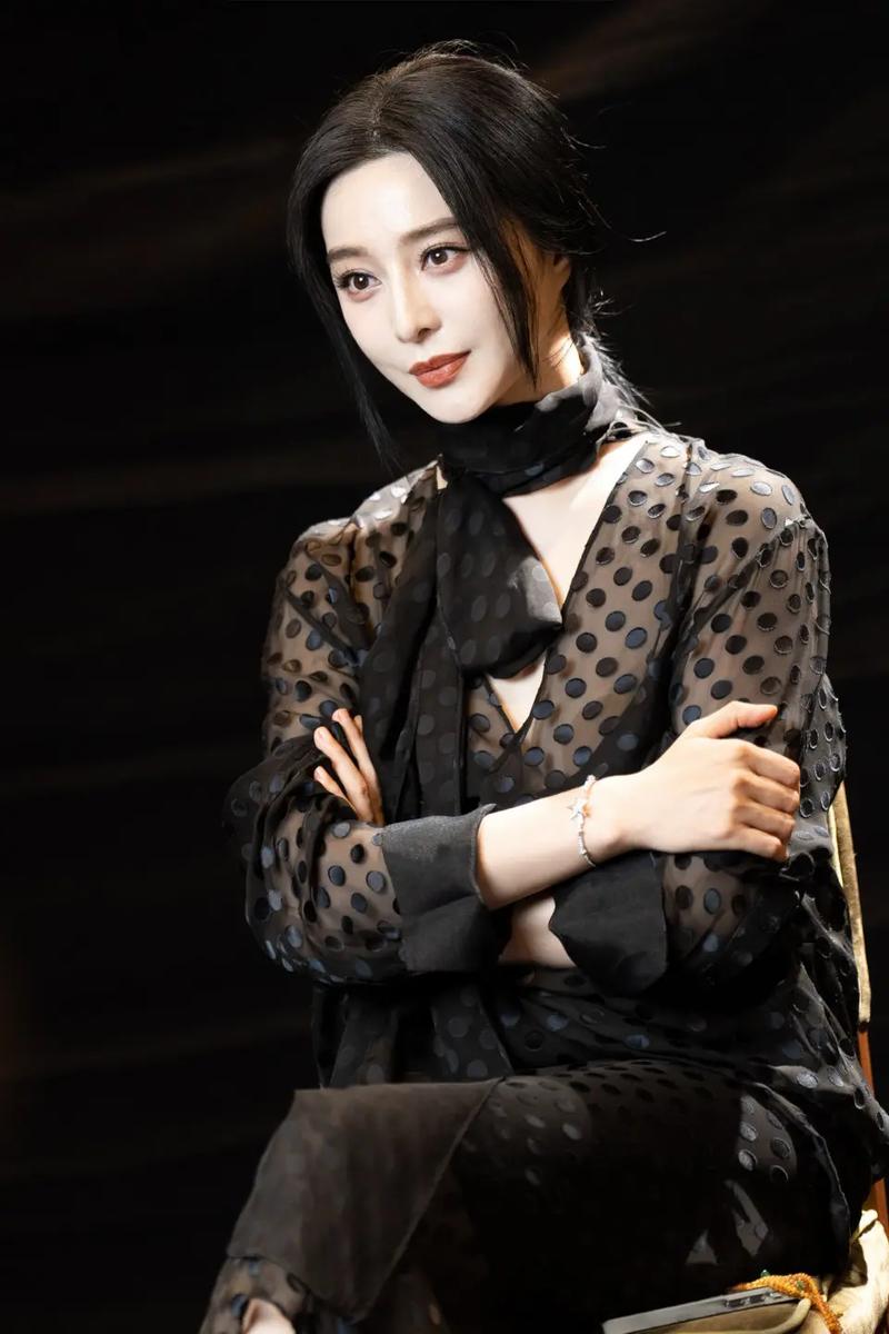 范冰冰深夜晒照引热议：新恋情还是复出前奏？