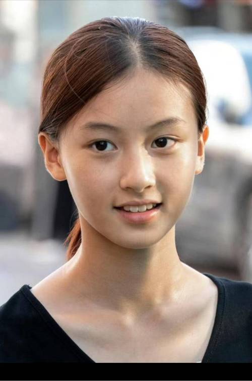 七七15岁素颜进组引热议，颜值获赞新一代女明星