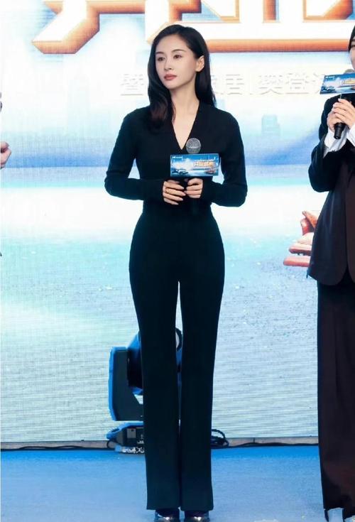 王子文视觉增高术，小个子穿出大长腿，跟女明星学穿搭