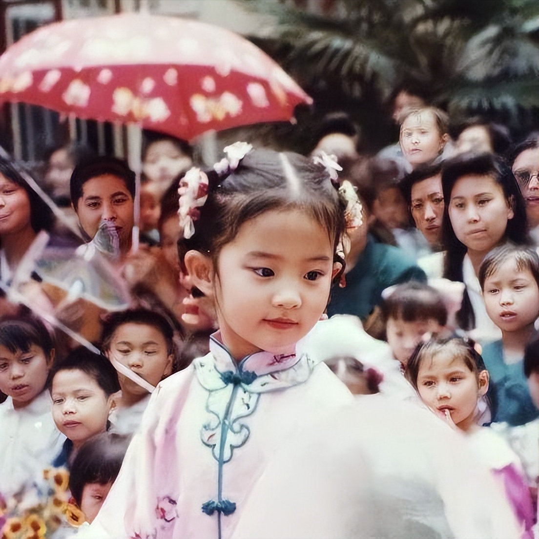 刘亦菲LV内衣造型争议_刘亦菲辣妹穿搭被骂辣眼睛_华语女明星内衣